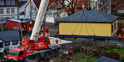 Huset løftes av gammel grunnmur