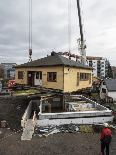Huset løftes tilbake