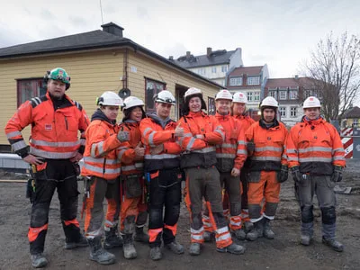En fornøyd gjeng, arbeidslaget foran Huset