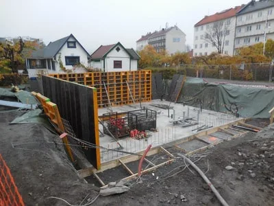 Veggforskaling startet onsdag 4. november. Kjellerveggene blir ikke så høye, det er systemet som har denne høyden