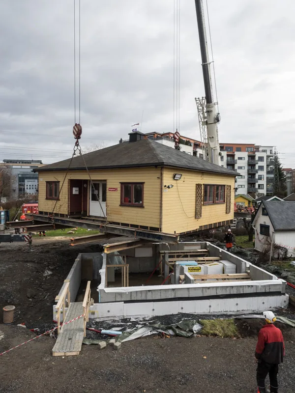 Illustrasjonbilde fra 2015. Bildet viser at huset blir løftet av grunnmuren.